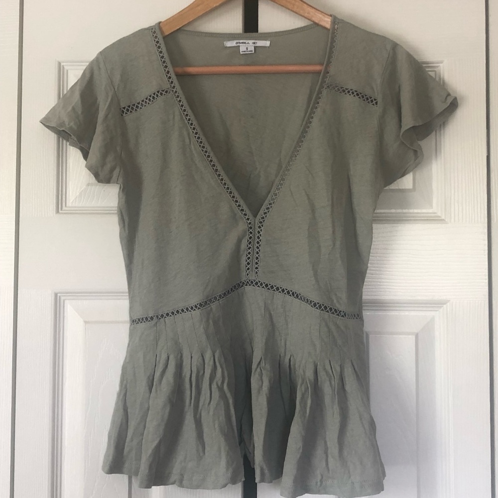 Beachy v neck O’Neill shirt.